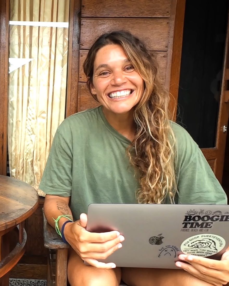 Isabela Sousa sentada con la computadora, lista para la llamada de análisis de video.